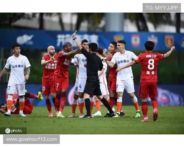 澳超决赛激烈对抗升级 莱基浴血奋战两队频繁爆发大规模冲突